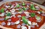 Pizza feltétekkel (sütés elõtt)